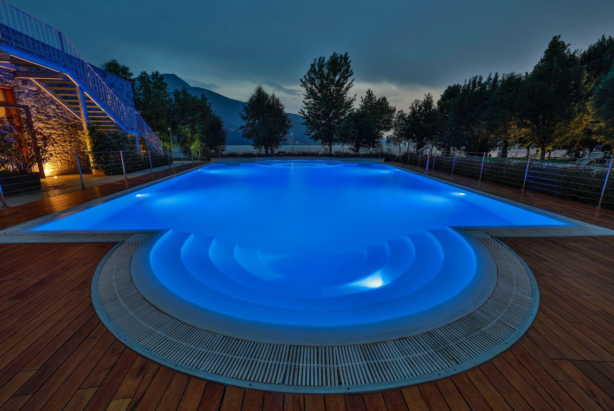 piscina all'aperto dell'albergo sul lago di como Tullio hotel